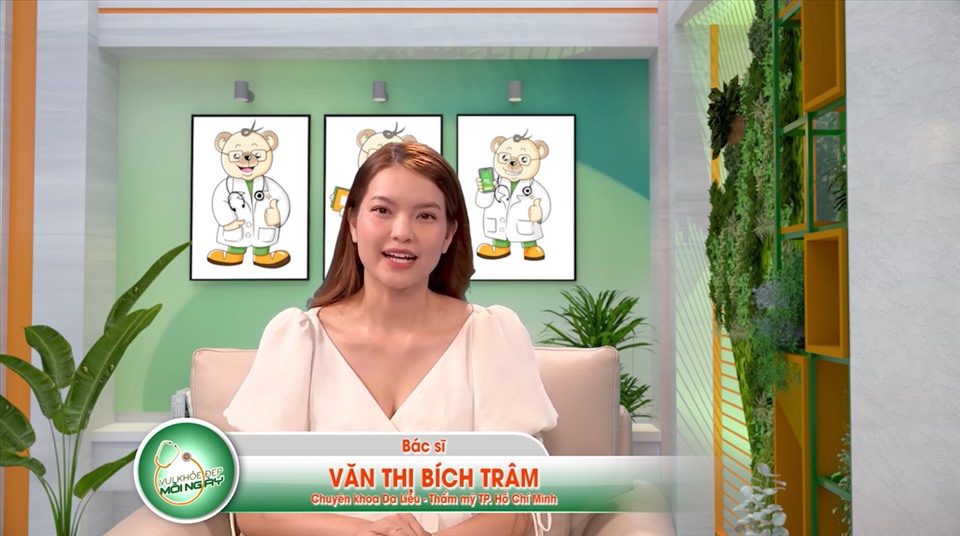 Bác sĩ hướng dẫn cách để xóa bỏ nỗi lo viêm da cơ địa. Ảnh: CTCC.