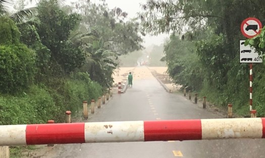 Nhiều khu vực ở huyện miền núi tỉnh Bình Định ngập sâu do mưa lớn gây ra.