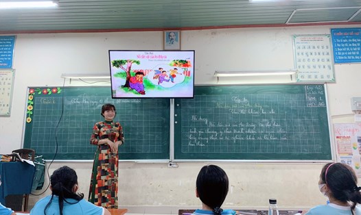 Trường Tiểu học Tân Trung Phú (huyện Củ Chi, TPHCM) vận động xã hội hoá giáo dục để mua tivi cho các lớp học. Ảnh: NT
