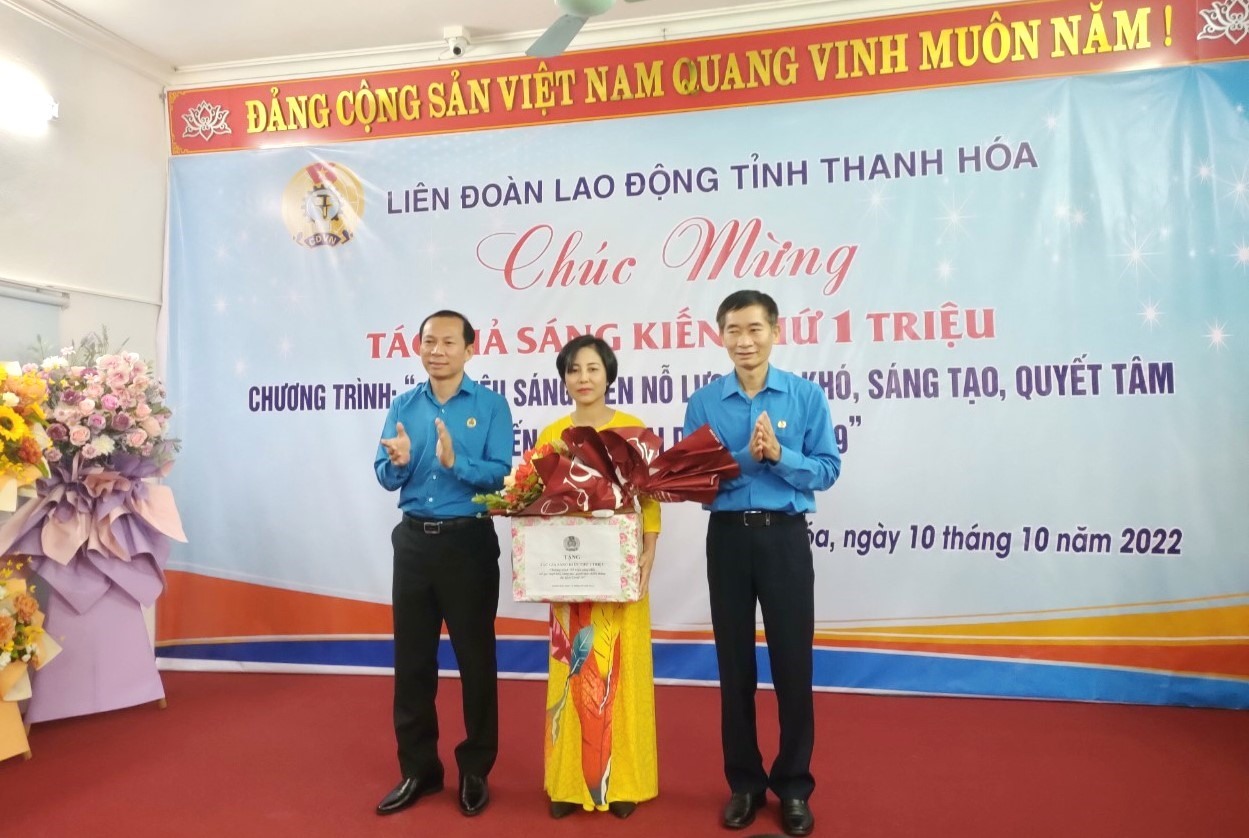 Phó Chủ tịch Tổng LĐLĐVN Trần Văn Thuật (phải ảnh) và Chủ tịch LĐLĐ tỉnh Thanh Hóa Võ Mạnh Sơn chúc mừng và trao thưởng cho đoàn viên Hoàng Thị Phương. Ảnh: Quách Du
