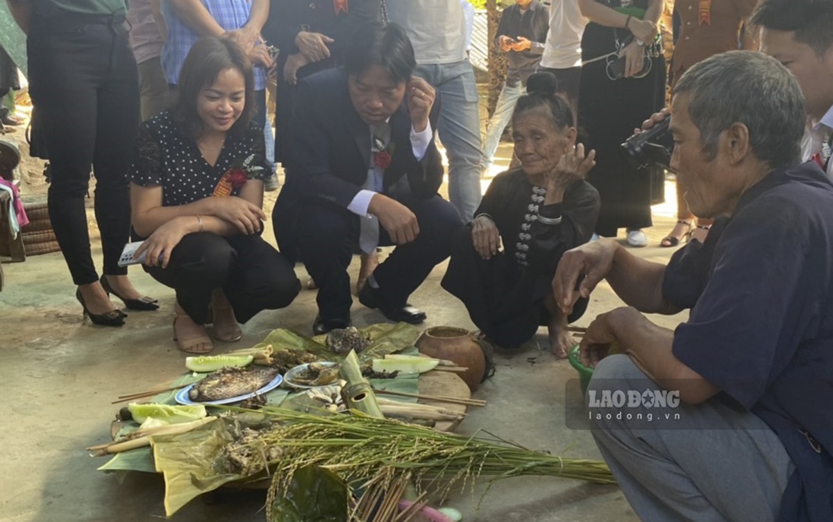 Tái hiện mâm lễ cúng trong Lễ Mừng cơm mới của dân tộc Xinh Mun - di sản văn hóa phi vật thể quốc gia. Ảnh: Lan Anh