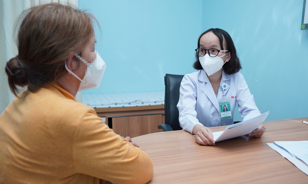 Bác sĩ thăm khám cho bệnh nhân. Ảnh: BVCC