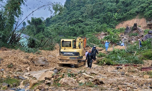Nỗ lực tìm kiến công nhân nhà máy thủy điện Kà Tinh, Quảng Ngãi - được cho là mất tích sau vụ sạt lở núi hôm qua -10.10. Ảnh: CTV