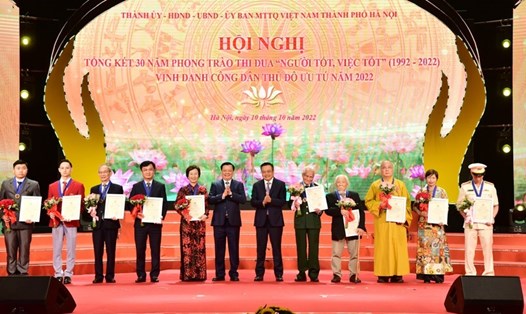Anh Nguyễn Ngọc Hoài (ngoài cùng bên trái) được lãnh đạo TP.Hà Nội trao tặng danh hiệu Công dân Thủ đô ưu tú năm 2022 cho 10 cá nhân. Ảnh: Viết Thành