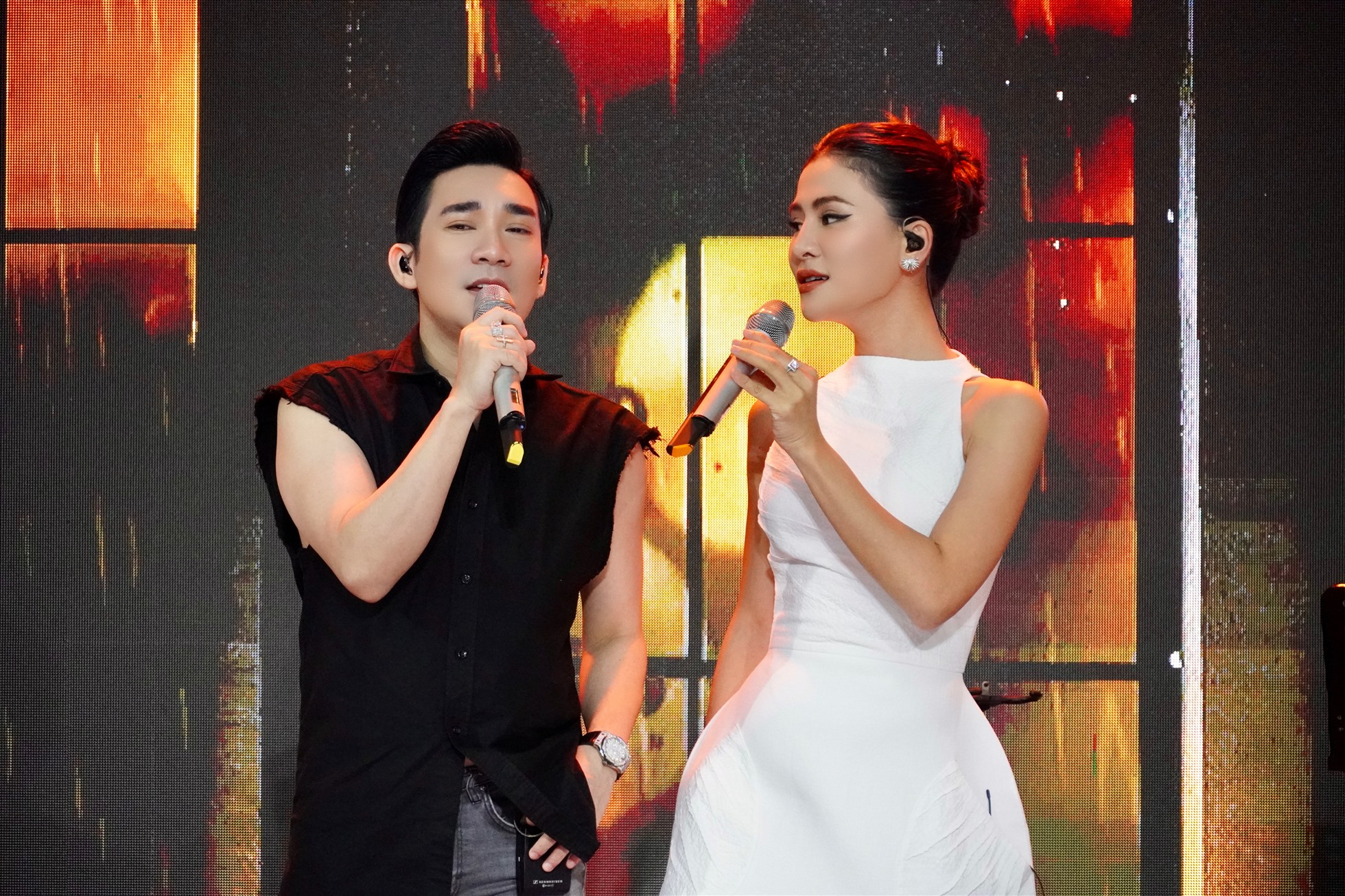 Quang Hà và Hà Nhi là 2 ca sĩ góp mặt trong chương trình "Giao lộ thời gian". Ảnh: BTC