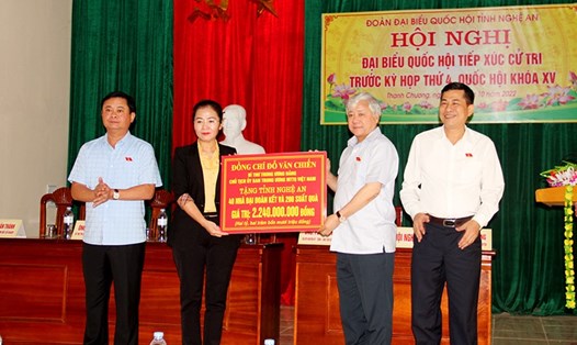 Đồng chí Đỗ Văn Chiến –Chủ tịch Ủy ban Trung ương MTTQ Việt Nam trao quà cho nhân dân tỉnh Nghệ An. Ảnh: Kim Oanh