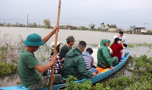 Nước lũ dâng cao khiến hàng trăm ngôi nhà ở Quảng Nam bị ngập sâu. Ảnh: Nguyễn Linh