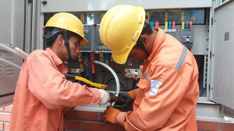 Người lao động ngành Điện. Ảnh: Hoa Việt Cường