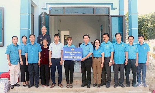 Lãnh đạo Công đoàn Công Thương Việt Nam trao hỗ trợ Mái ấm công đoàn cho đoàn viên tỉnh Điện Biên. Ảnh: CĐHC