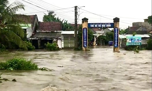 Nước ngập, chảy xiết trên địa bàn thôn Quan Quang, xã Hòa Kiến, TP.Tuy Hòa.