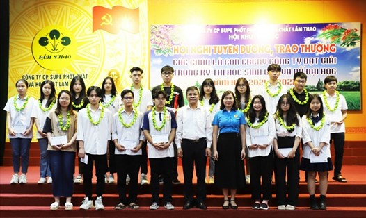 Đại diện lãnh đạo Công đoàn Công nghiệp Hoá chất Việt Nam trao phần thưởng cho con cán bộ, công nhân viên học giỏi. Ảnh: CĐHC