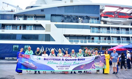 Gần 100 du khách lần đầu đến Quảng Bình bằng đường thủy từ các quốc gia: Mỹ, Pháp, Đức, Canada, Bỉ, Thụy Sĩ. Ảnh: CTV