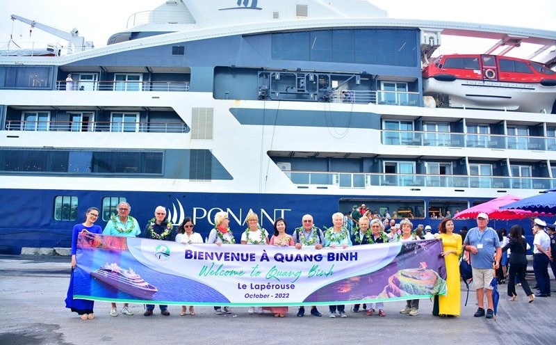 Gần 100 du khách lần đầu đến Quảng Bình bằng đường thủy từ các quốc gia: Mỹ, Pháp, Đức, Canada, Bỉ, Thụy Sĩ. Ảnh: CTV