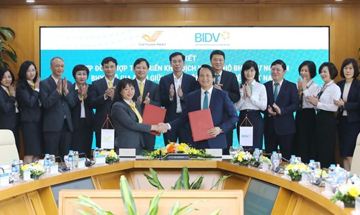 Ông Trần Long - Phó Tổng Giám đốc BIDV và bà Chu Thị Lan Hương - Phó Tổng Giám đốc Vietnam Post, đại diện hai bên ký kết hợp đồng.