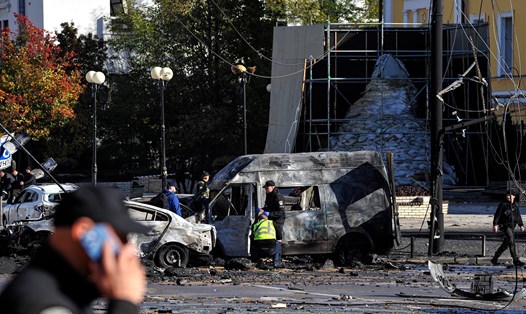 Ôtô bị cháy rụi sau một cuộc tấn công bằng tên lửa của quân đội Nga vào Kiev, ngày 10.10. Ảnh: CNN