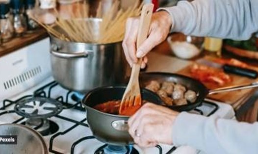 Đồ dùng nấu ăn làm từ nhôm có thể ngấm kim loại nhôm qua thức ăn và đi vào trong cơ thể. Ảnh: Pixaby