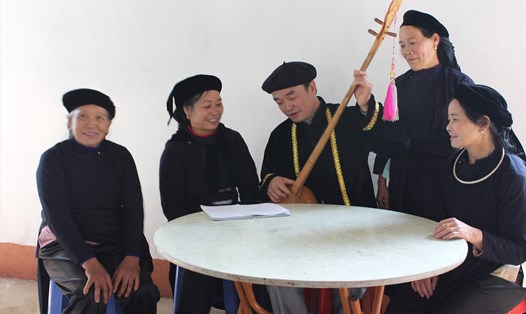 Nghệ nhân Nông Thanh Phong (ngồi giữa) là 1 trong 9 Nghệ nhân Ưu tú được Chủ tịch nước phong tặng lần này. Ảnh: BCB.