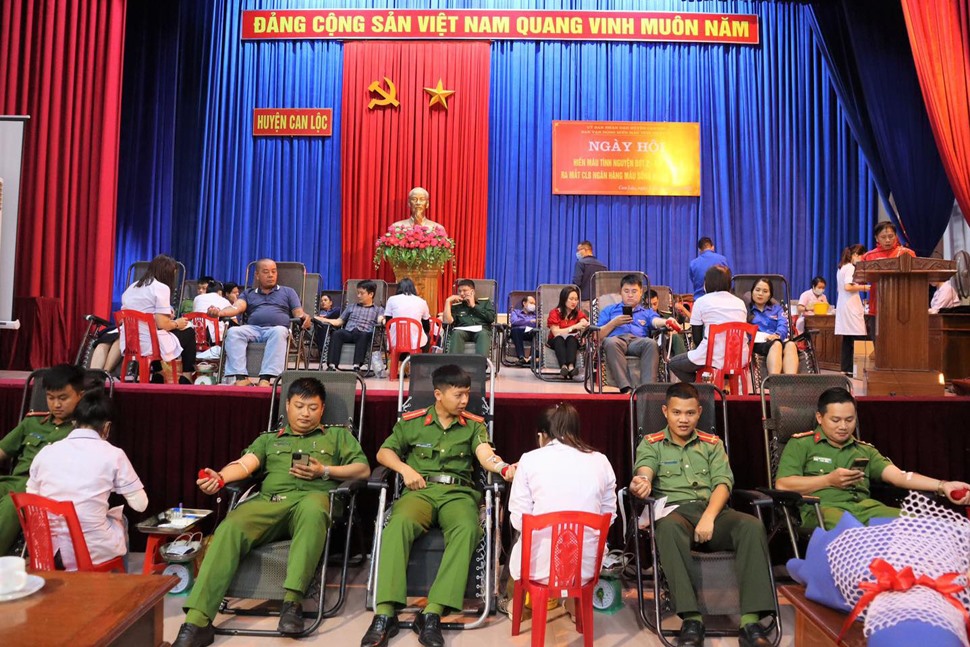 Các chiến sĩ công an, đoàn viên, người lao động huyện Can Lộc tham gia hiến máu. Ảnh: CA