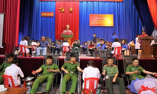 Các chiến sĩ công an, đoàn viên, người lao động huyện Can Lộc tham gia hiến máu. Ảnh: CA