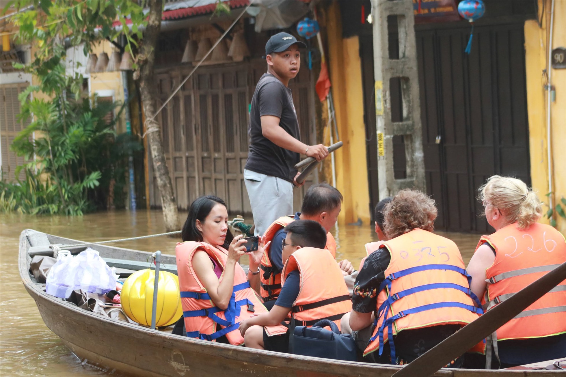 Du khách hào hứng tham quan Hội An đón mùa nước lũ
