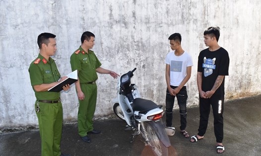 Hai đối tượng cướp giật tài sản bị Phòng Cảnh sát hình sự Công an tỉnh Ninh Bình và Công an huyện Yên Khánh bắt giữ. Ảnh: NT