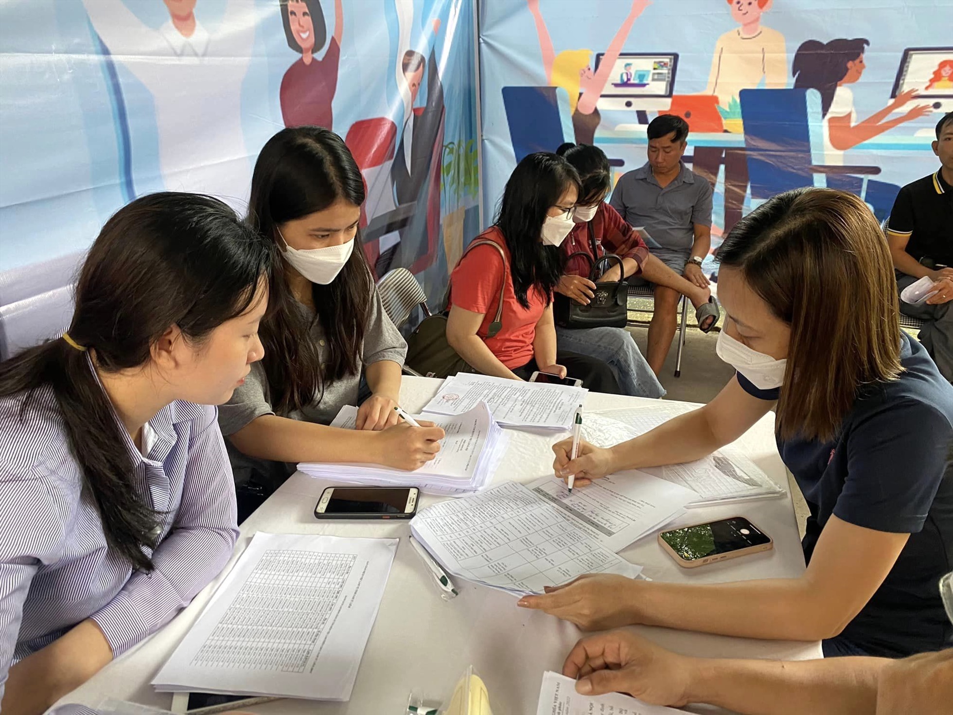 Các doanh nghiệp tăng cường tuyển dụng lao động. Ảnh TT