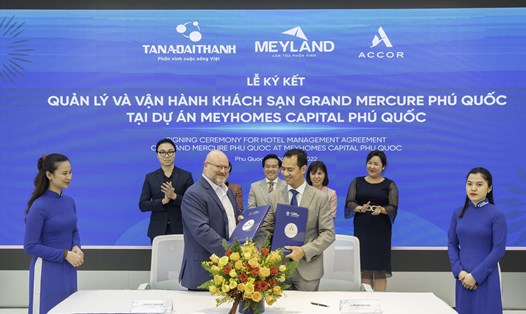 Ông Phạm Minh Đức, Phó TGĐ Tập đoàn Tân Á Đại Thành và ông Andrew Langdon, Tổng Giám đốc Accor Hotels khu vực Châu Á đại diện 2 Tập đoàn ký kết thỏa thuận. (Nguồn ảnh: TADT)