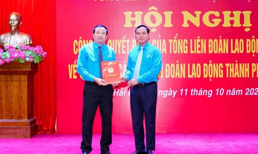 Chủ tịch Tổng LĐLĐ Việt Nam Nguyễn Đình Khang trao Quyết định cho ông Nguyễn Anh Tuân. Ảnh: Cổng TTĐT Hải Phòng.