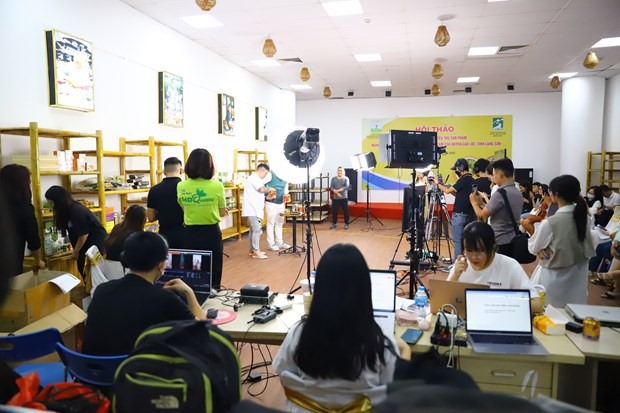 Sự kiện giới thiệu sản phẩm OCOP của Hà Nội bằng hình thức livestream trên nền tảng giải trí bán hàng TikTok được tổ chức tối 11.10 tại Hà Nội. Ảnh: Thanh Hà
