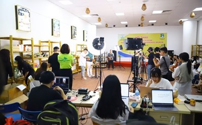 Sự kiện giới thiệu sản phẩm OCOP của Hà Nội bằng hình thức livestream trên nền tảng giải trí bán hàng TikTok được tổ chức tối 11.10 tại Hà Nội. Ảnh: Thanh Hà