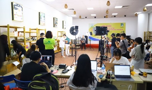 Sự kiện giới thiệu sản phẩm OCOP của Hà Nội bằng hình thức livestream trên nền tảng giải trí bán hàng TikTok được tổ chức tối 11.10 tại Hà Nội. Ảnh: Thanh Hà
