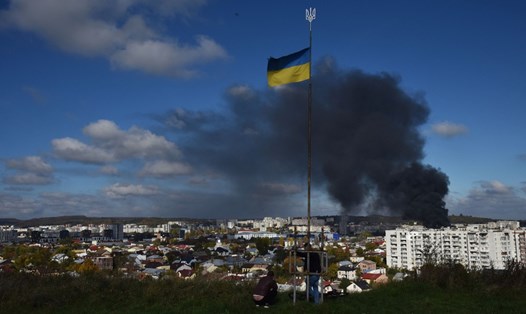 Khói bốc lên ở Lvov, Ukraina sau các cuộc tấn công của Nga. Ảnh: Getty