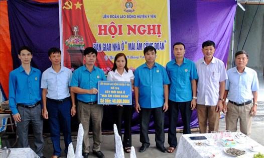 Đại diện LĐLĐ tỉnh Nam Định trao hỗ trợ xây mới "Mái ấm công đoàn" cho người lao động có hoàn cảnh khó khăn. Ảnh: CĐNĐ