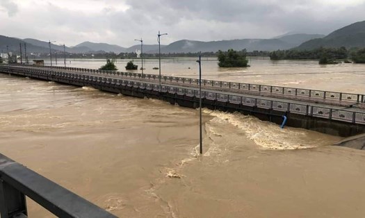 Phú Yên: Di dời hơn 300 hộ dân bị cô cập do nước lũ chia cắt.