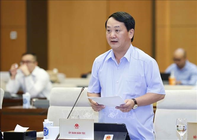 Bộ trưởng, Chủ nhiệm Ủy ban Dân tộc Hầu A Lềnh trình bày tờ trình. Ảnh: TTXVN