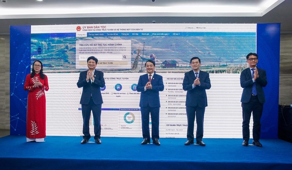 Đại diện lãnh đạo Ủy ban Dân tộc, Bộ Thông tin Truyền thông và Tập đoàn Công nghệ CMC thực hiện nghi lễ khởi động Cổng Dịch vụ Công giai đoạn 1. Ảnh: CMC