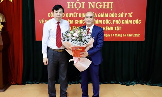 Đại diện sở Y tế Quảng Ninh trao quyết định bổ nhiệm Ts Vũ Quyết Thắng là Giám đốc CDC Quảng Ninh. Ảnh: CTV