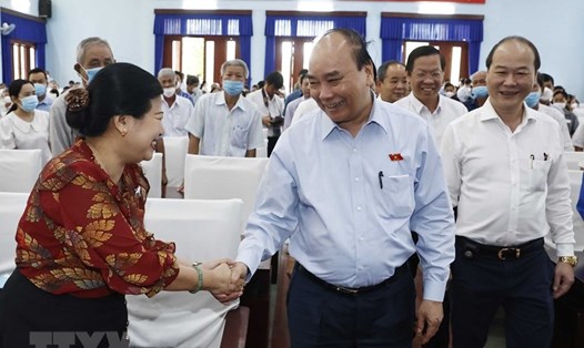 Chủ tịch nước Nguyễn Xuân Phúc thăm hỏi cử tri huyện Củ Chi.  Ảnh: TTXVN