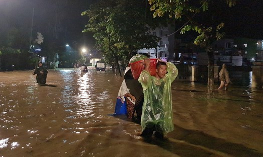 Người dân TP Quy Nhơn hãi hùng khi phải sống trong cảnh ngập lụt lần 2 năm liên tiếp.