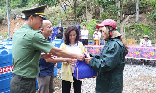 Đại diện Tập đoàn Masan đến thăm hỏi, trao tặng quà thiết yếu  để hỗ trợ người dân vùng chịu thiệt hại nặng nhất của Nghệ An.