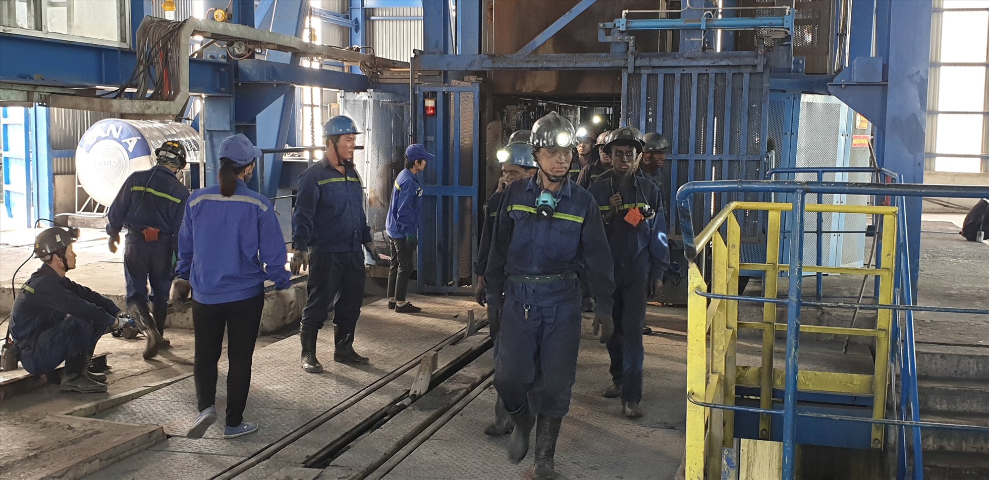 Thợ lò Công ty CP than Núi Béo tan ca. Ảnh: Nguyễn Hùng