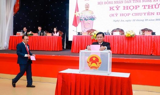 Bí thư Tỉnh ủy, Chủ tịch HĐND tỉnh Nghệ An Thái Thanh Quý bỏ phiếu bầu các Phó Chủ tịch UBND tỉnh. Ảnh: Thành Duy/BNA