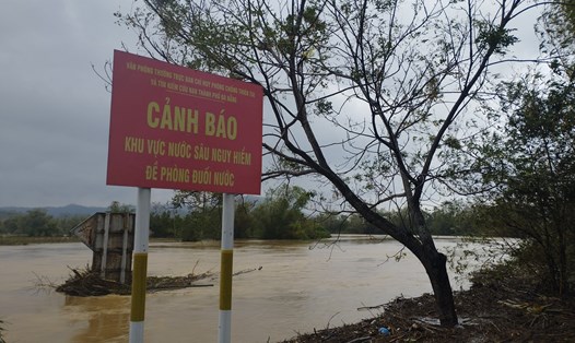 Mưa giảm, nhưng mực nước trên các sông ở khu vực miền Trung vẫn còn rất cao, nguy cơ lũ lụt tái diễn vài ngày tới. Ảnh: ĐN