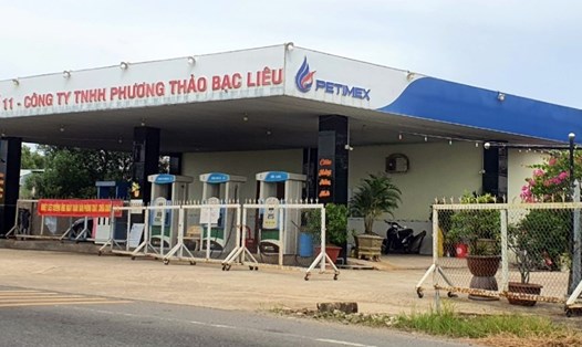 Dù xăng dầu tăng giá, nhưng chiều ngày 12.10 nhiều cây xăng ngoại ô Thành phố Bạc Liêu đóng cửa do hết xăng. Ảnh: Nhật Hồ