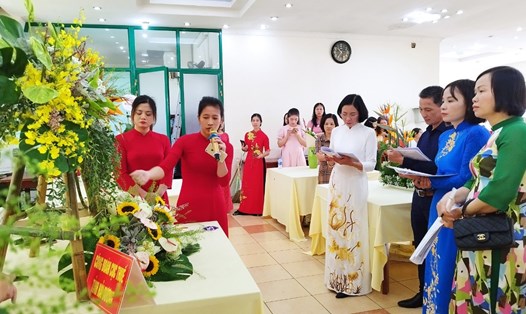 Công đoàn viên chức tỉnh Hải Dương tổ chức hội thi cắm hoa “Hương sắc tháng Mười”. Ảnh: Diệu Thúy.