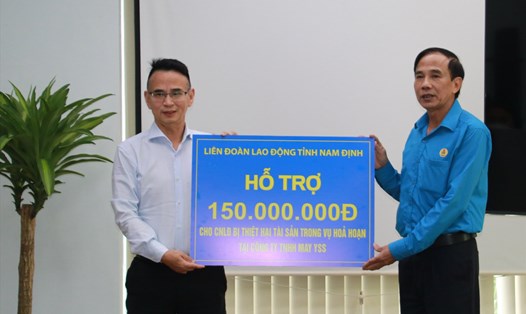 Ông Ngô Chí Thục - Phó Chủ tịch Liên đoàn Lao động tỉnh Nam Định đại diện trao hỗ trợ 150 triệu đồng cho đoàn viên, công nhân lao động Công ty TNHH May YSS. Ảnh: Đ.V