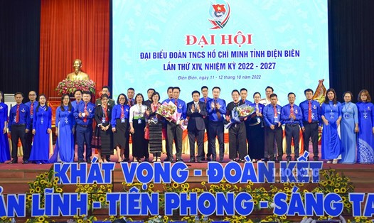 Ông Nguyễn Văn Thắng - Bí thư Tỉnh ủy Điện Biên tặng hoa chúc mừng Ban chấp hành Đoàn TNCS Hồ Chí Minh, nhiệm kỳ 2022 - 2027. Ảnh: PV