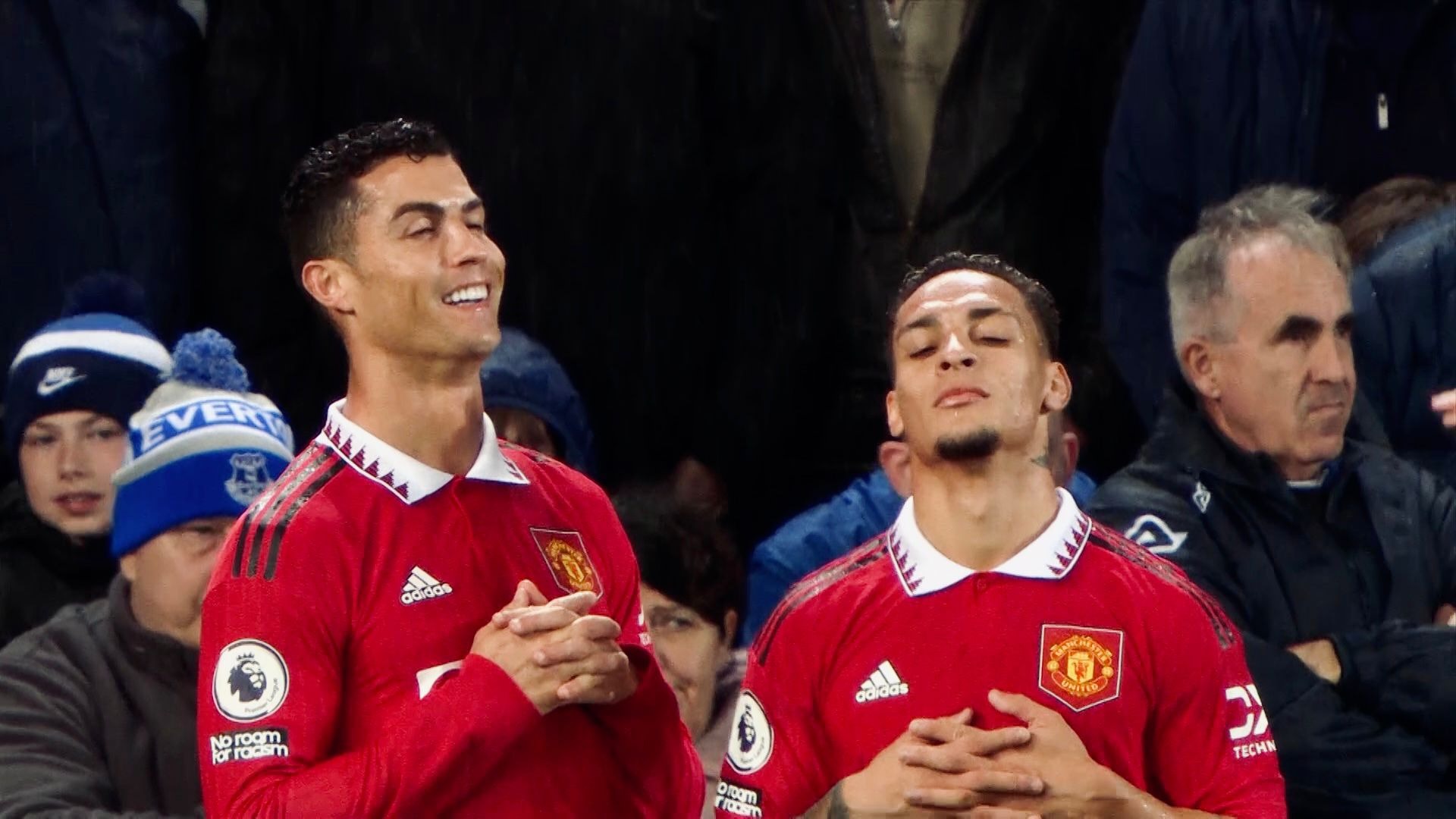 Cùng chia vui và ăn mừng cùng Ronaldo trong trận đấu với Everton. Bức ảnh này giúp bạn hiểu hơn về cảm xúc của chàng cầu thủ khi anh ấy ghi bàn quyết định chiến thắng cho đội bóng của mình.