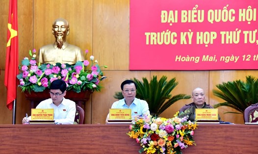 Bí thư Thành ủy Hà Nội, Trưởng đoàn đại biểu Quốc hội thành phố Hà Nội và các đại biểu dự hội nghị tiếp xúc cử tri. Ảnh: VT
