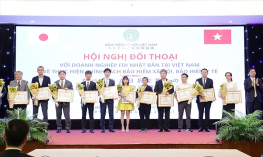 Thừa ủy quyền Tổng Giám đốc BHXH Việt Nam, Phó Tổng Giám đốc Đào Việt Ánh đã trao tặng Bằng khen cho 12 doanh nghiệp FDI Nhật Bản tại Việt Nam. 
Ảnh: B.H